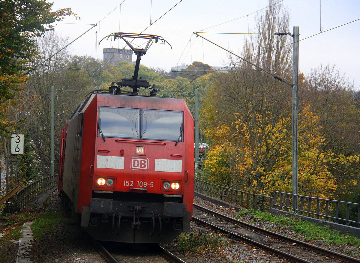 152 109-5 DB  kommt aus Richtung Aachen-West mit einem Audizug aus Muizen(B) nach Köln-Gremerg(D) und fährt durch Aachen-Schanz in Richtung Aachen-Hbf,Aachen-Rothe-Erde,Stolberg-Hbf(Rheinland)Eschweiler-Hbf,Langerwehe,Düren,Merzenich,Buir,Horrem,Kerpen-Köln-Ehrenfeld,Köln-West,Köln-Süd. 
Aufgenommen vom Bahnsteig von Aachen-Schanz. 
Bei Wolken am Morgen vom 2.11.2017.