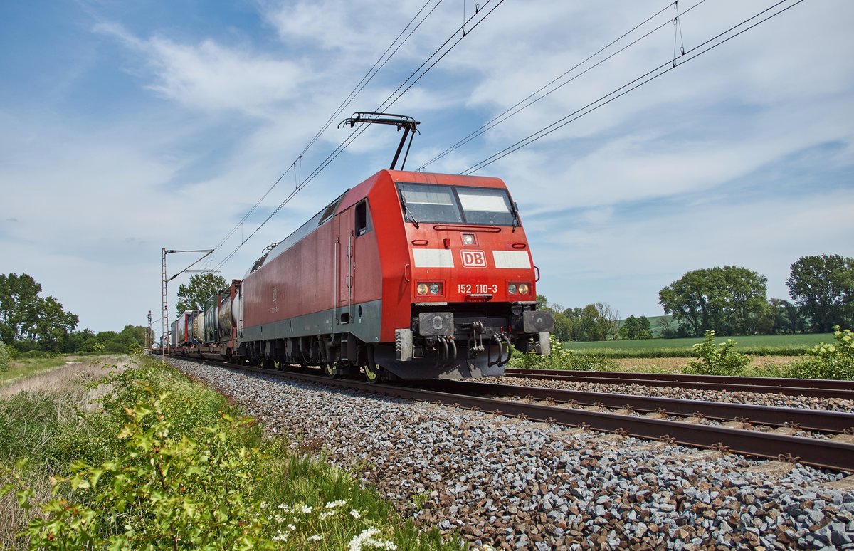 152 110-3 ist mit einen Aufliegerzug am 23.05.2018 bei Friedland in Richtung Süden unterwegs.