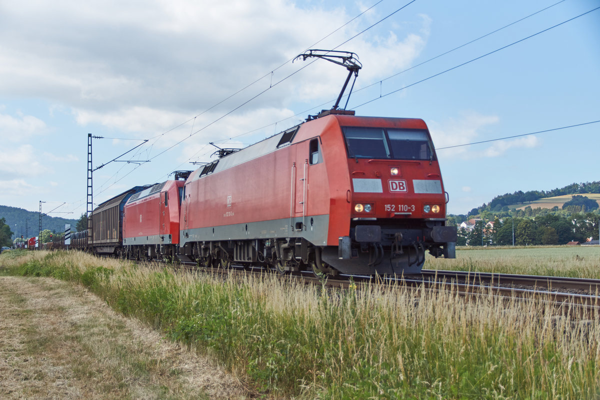 152 110-5 u. 145 062-6 sind am 20.06.2018 mit einen gemischten Güterzug in Richtung Bebra unterwegs,gesehen bei Reilos.