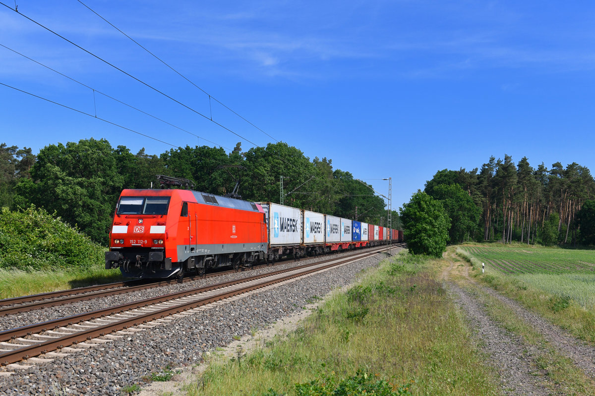 152 112 mit einem Containerzug am 24.05.2018 bei Rohrsen. 