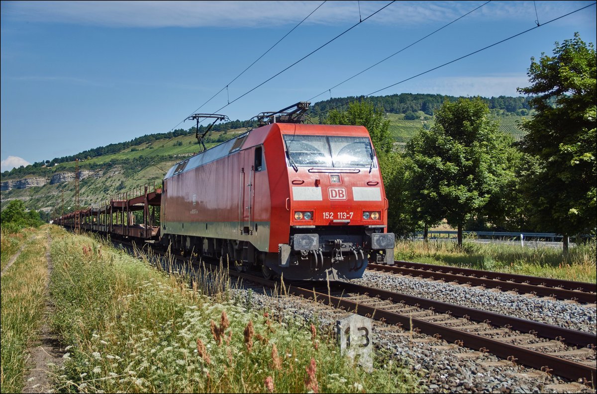 152 113-7 ist mit einen leeren Autozug bei Thüngersheim am 05.07.2017 unterwegs.