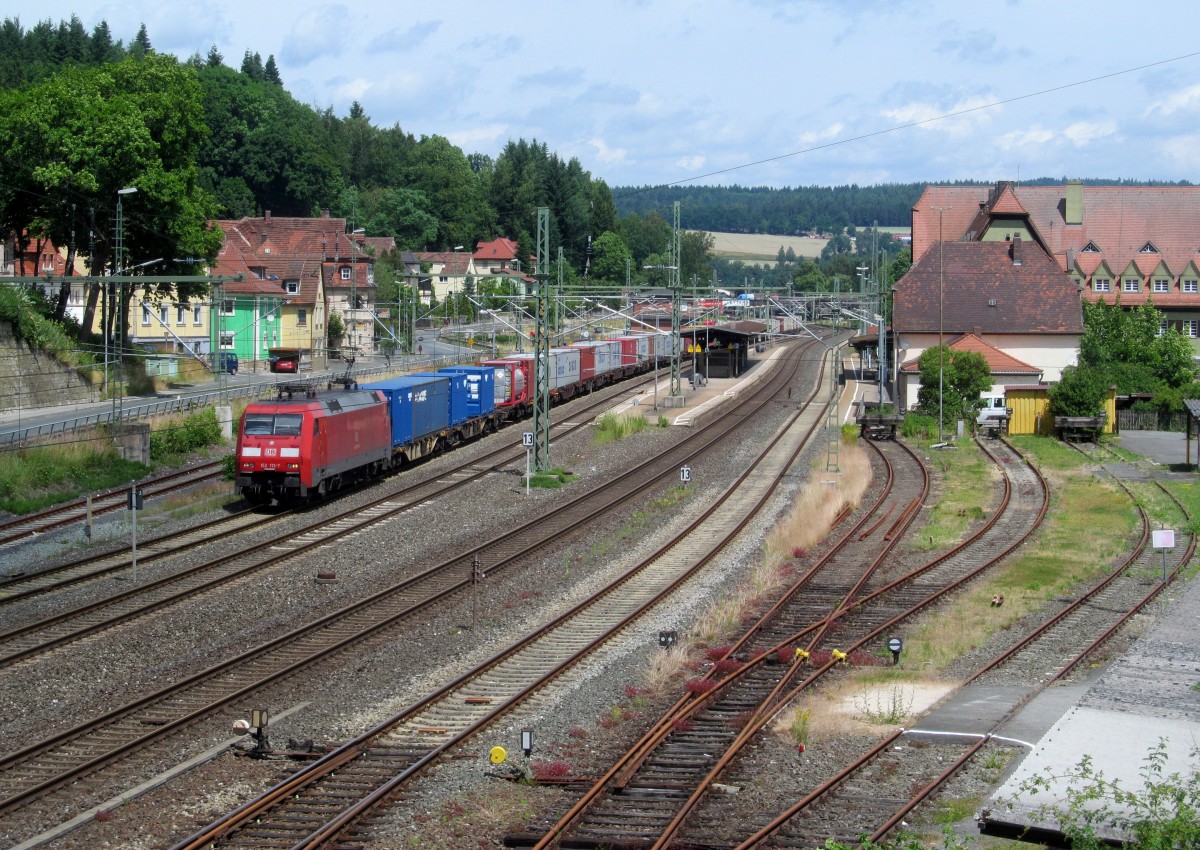 152 113-7 steht am 28. Juni 2014 mit einem Containerzug auf Gleis 4 im Bahnhof Kronach.