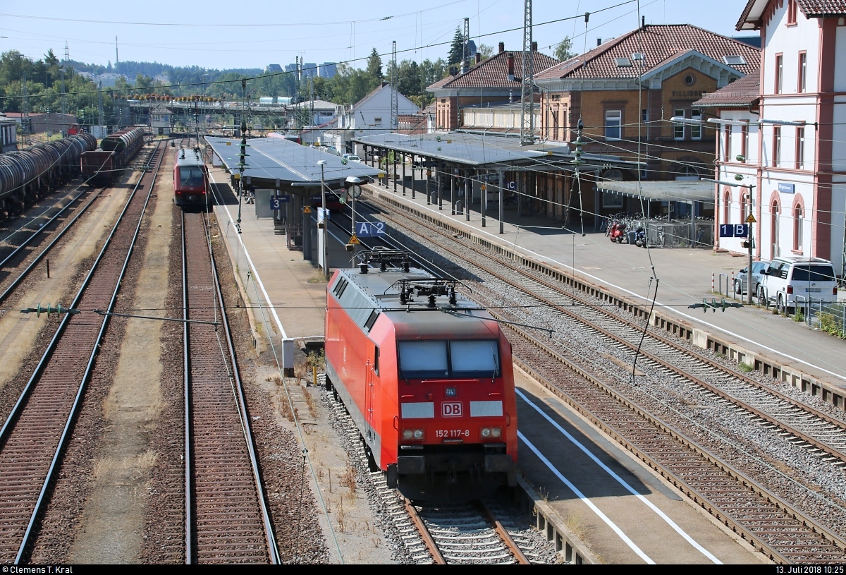 152 117-8 DB ist im Bahnhof Villingen(Schwarzw) auf Gleis 4 abgestellt.
Aufgenommen von einer Fußgängerbrücke.
[13.7.2018 | 10:25 Uhr]