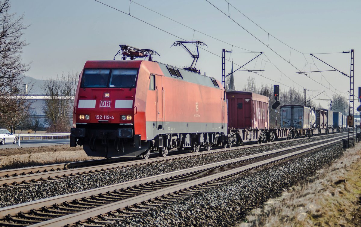 152 119-4 ist am 15.02.2017 mit einen Aufliegerzug in Richtung Norden bei Thüngersheim zu sehen.