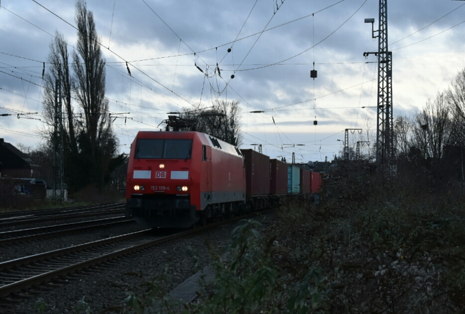 152 119-4 in Rheydt Hbf  am 14.12.2017 auf Gleis 4 gen Mönchengladbach Hbf  fahrend.