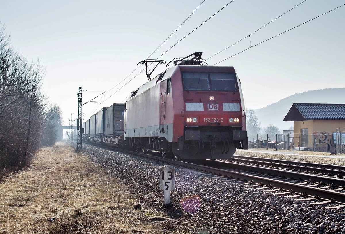 152 120-2 passiert mit einen Walterzug am 15.02.2017 Thüngersheim und ist weiter in Richtung Norden unterwegs.