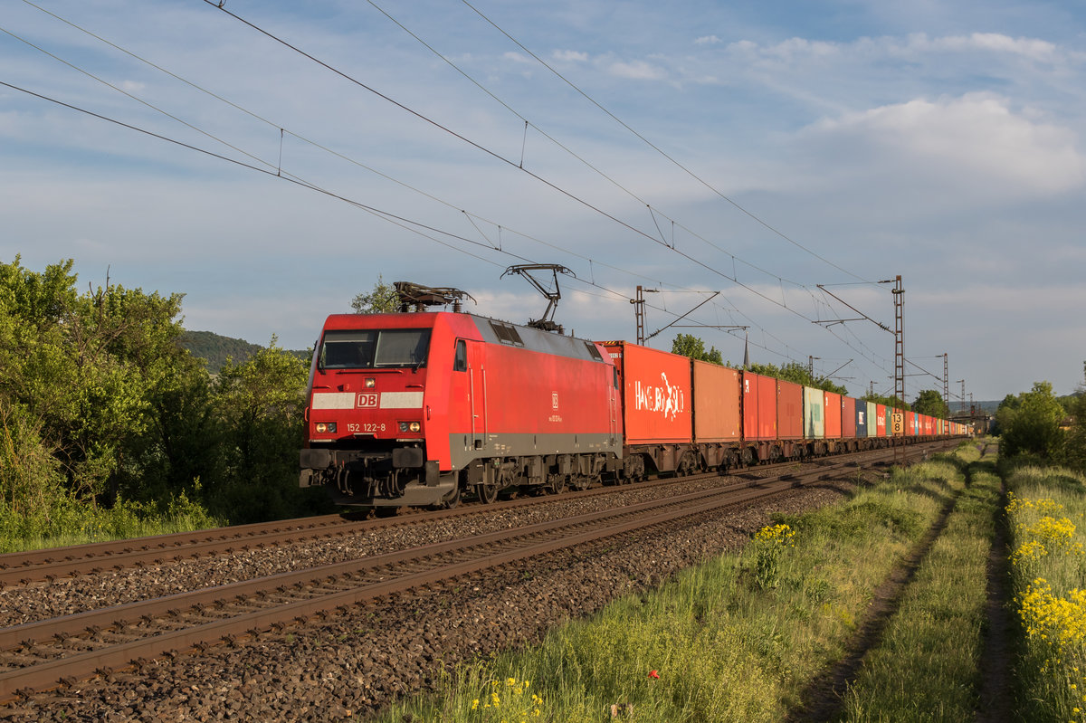 152 122 fährt mit einem Containerzug am 15. Mai 2015 an Thüngersheim vorbei in Richtung Gemünden.