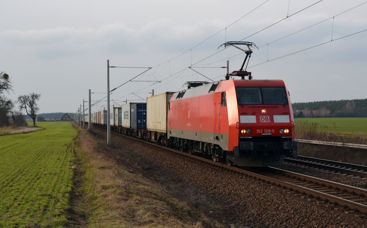 152 128 führte am 25.02.17 vor der aufziehenden Wolkenfront einen Containerzug durch Rodleben Richtung Roßlau.