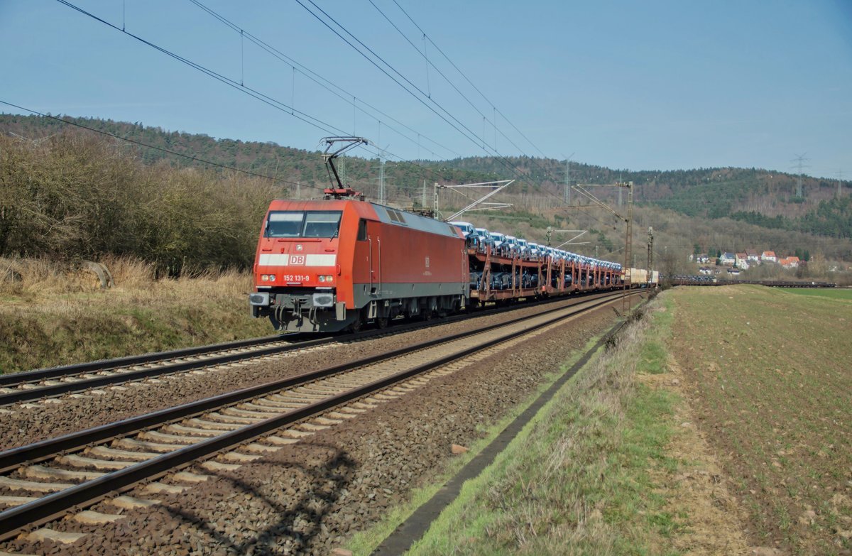 152 131-9 von Bebra kommend ist am 14.03.2017 mit einen Autozug bei Reilos zu sehen.