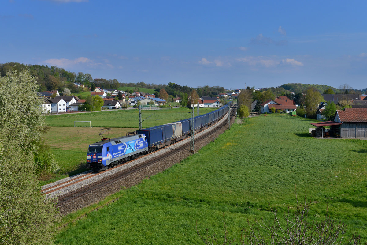 152 134 mit einem Containerzug am 02.05.2016 bei Ergoldsbach. 