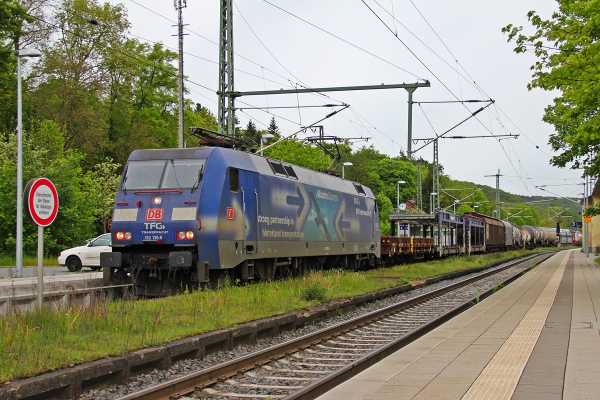 152 136-8 bei der Durchfahrt in Baunatal-Guntershausen in Richtung Süden. 10.05.2014