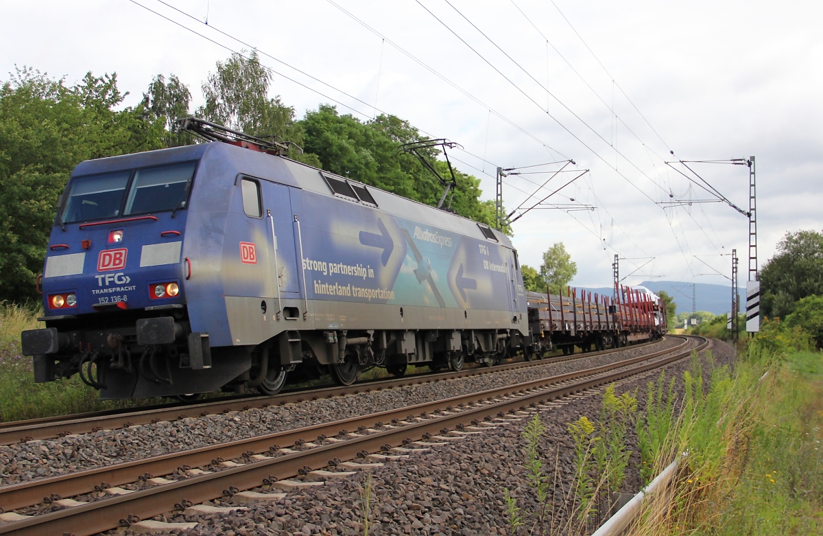 152 136-8 mit gemischtem Güterzug in Fahrtrichtung Süden. Aufgenommen bei Wehretal-Reichensachsen am 30.07.2013.