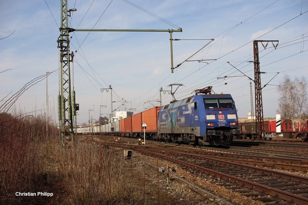 152 136 erreicht am 01.03.2014 mit einem Containerzug Regensburg Ost.