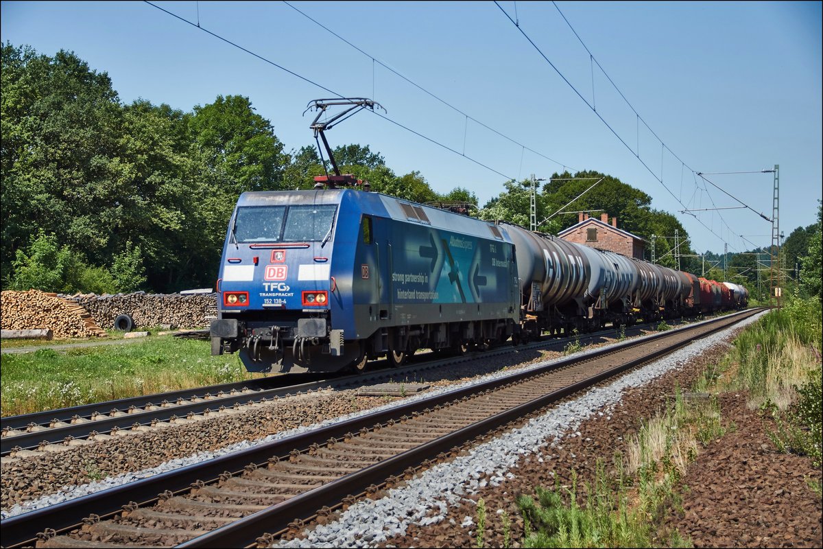 152 138-4 ist mit einen Kesselzug bei Vollmerz am 19.07.2017 unterwegs.Bild wurde von einer öffentlichen Stelle gemacht.