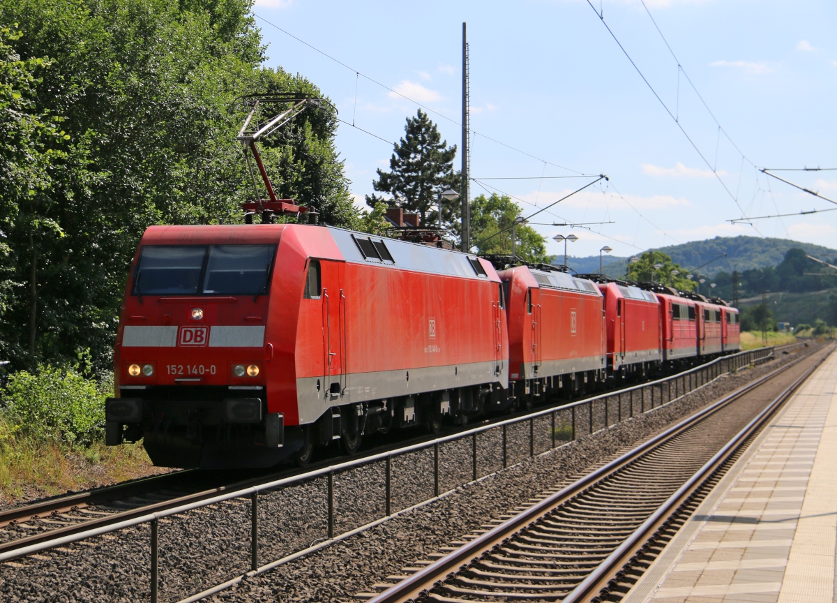 152 140-0 zog diesen Lokzug mit 185 076-7, 185 339-9, 151 153-4, 151 168-2 und 151 045-2 am 10.07.2015 durch Wehretal-Reichensachsen Richtung Norden.
