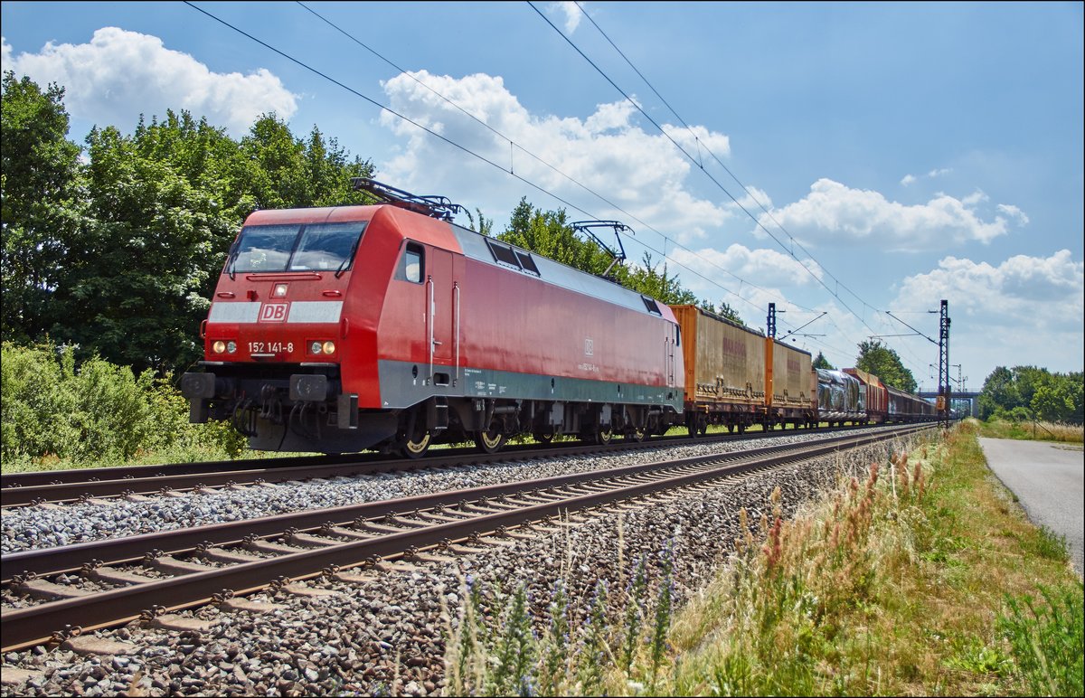 152 141-8 ist mit einen gemischten Güterzug bei Thüngersheim am 05.07.2017 unterwegs.