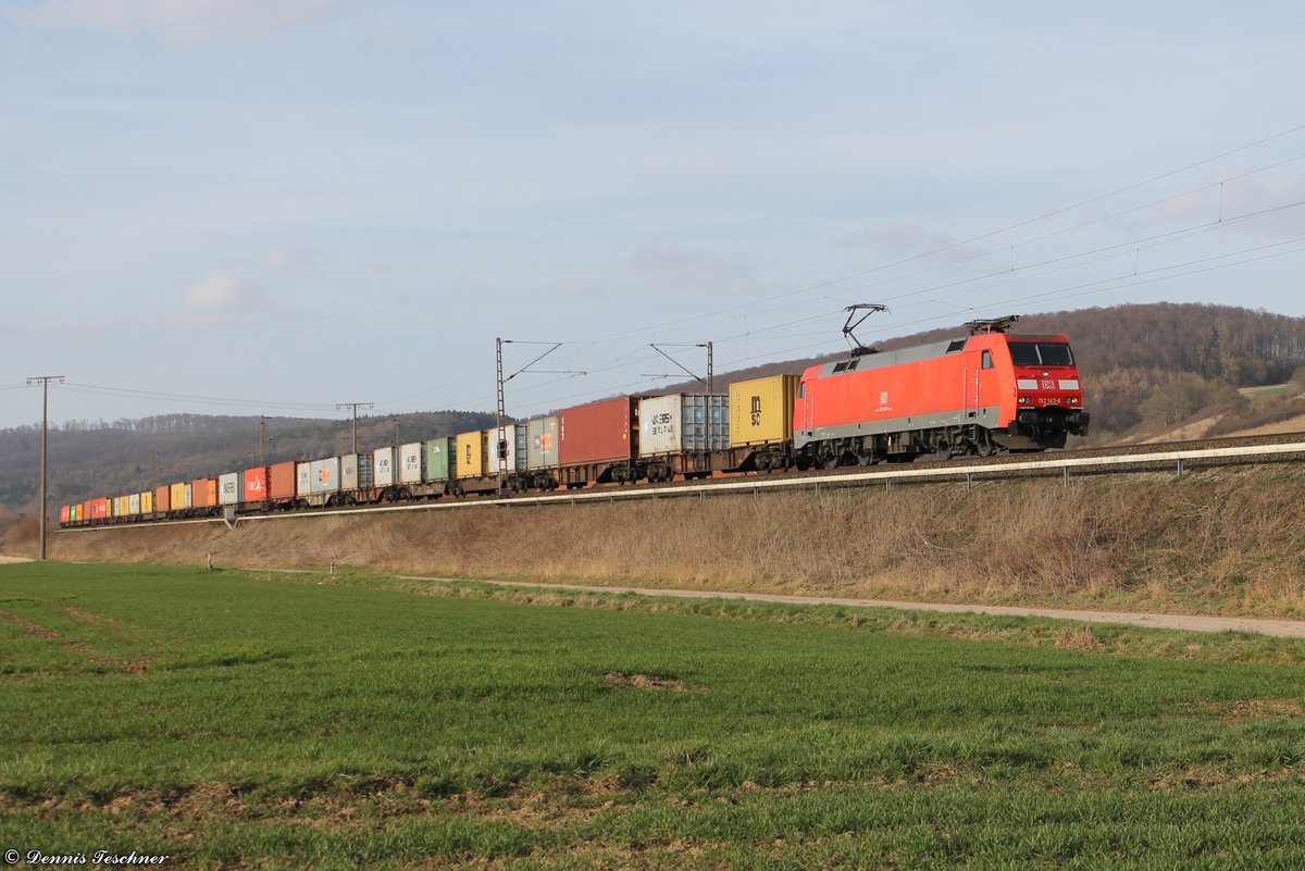 152 142-6 DB mit langem Containerzug bei Beulshausen am 15.03.2017