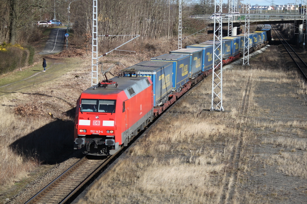 152 143-4 mit KT 42153 von Rostock-Seehafen nach Verona Quadrante Europa bei der Durchfahrt im Haltepunkt Rostock-Kassebohm.24.02.2017