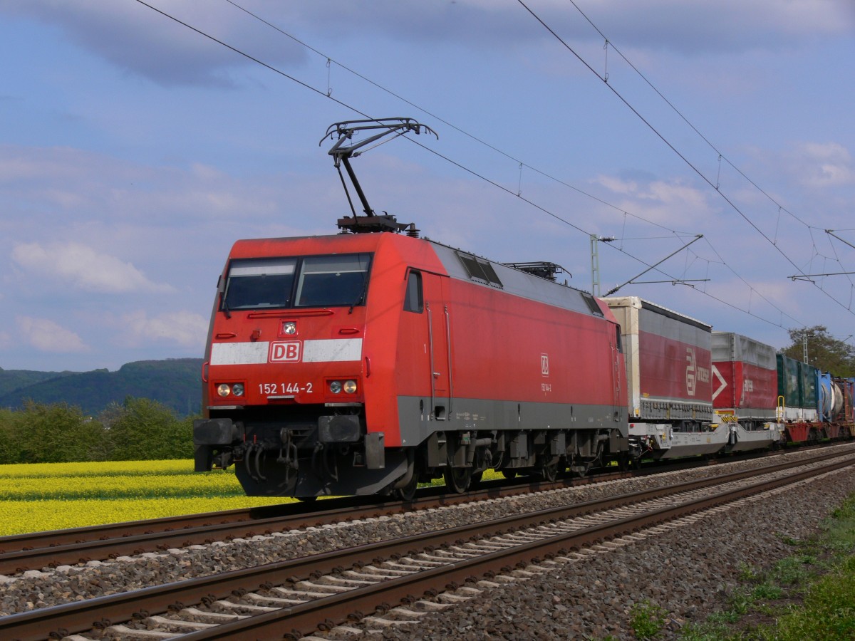 152 144-2 fährt am 05.05.2013 mit einen gemischten Güterzug auf der rechten Rheinseite hinter Linz Richtung Neuwied.