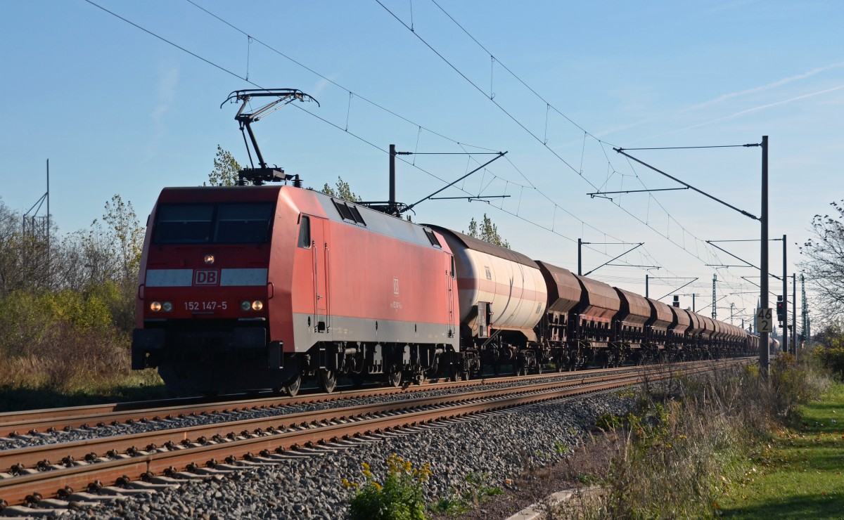 152 147 fuhr mit einem langen gemischten Gterzug am 31.10.13 durch Greppin Richtung Dessau.