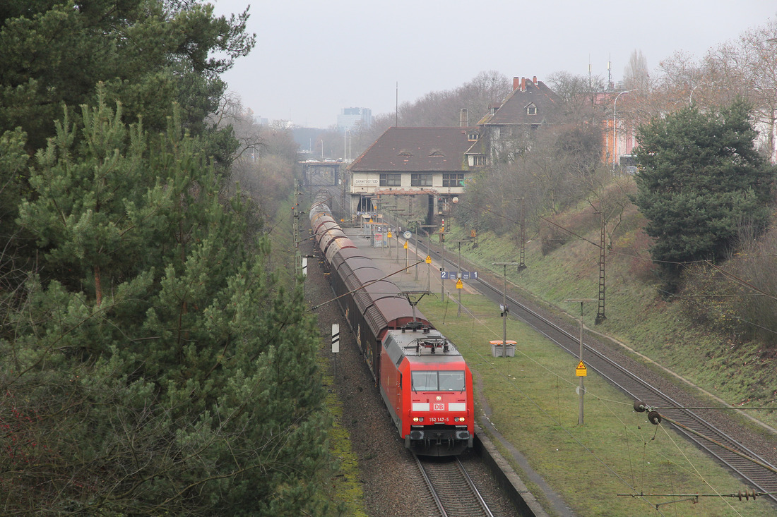152 147 in Höhe der Station Darmstadt Süd, abgelichtet am 2. Dezember 2017.