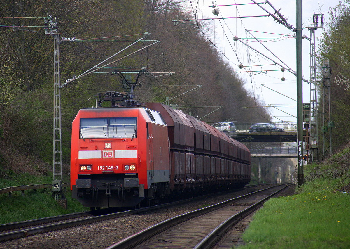 152 148-3 DB kommt die Kohlscheider-Rampe hoch aus Richtung Neuss,Herzogenrath mit einem langen Kohlenleerzug aus Bernburg nach Gent-Zeehaven(B) und fährt durch Kohlscheid in Richtung Richterich,Laurensberg,Aachen-West. 
Aufgenommen von Bahnsteig 1 in Kohlscheid. 
Bei Sonne und Wolken am Nachmittag vom 15.4.2016.