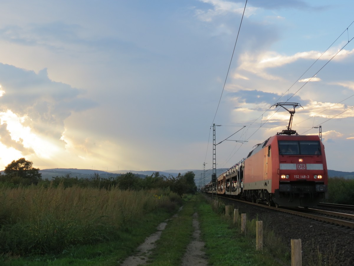 152 148 zog diesen Güterzug, der zum Großteil aus Autotransportwagen bestand, die Rheinstrecke gen Süden. September 2014.
