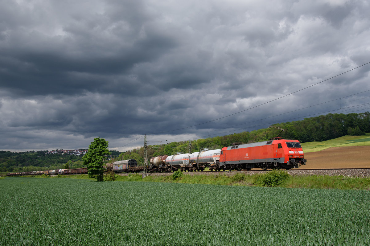 152 150 mit einem EZ in Richtung Ulm bei Uhingen am 20.5.2017.