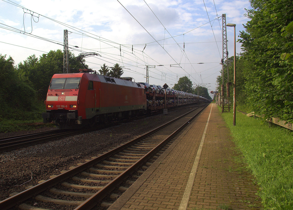 152 156-6 DB kommt die Kohlscheider-Rampe hoch aus Richtung Mönchengladbach,Herzogenrath mit einem Audi-VW-Zug aus Osnabrück nach Kortenberg-Goederen(B) und fährt durch Kohlscheid in Richtung Richterich,Laurensberg,Aachen-West. 
Aufgenommen vom Bahnsteig 1  in Kohlscheid. 
Bei Sonne und Wolken am Abend vom 12.6.2018. 