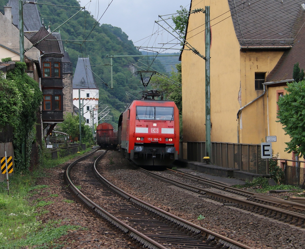 152 166-5 mit gemischtem Güterzug in Richtung Süden bei einer Weichenfahrt vor dem Bahnhof Bacharach. Aufgenommen am 12.07.2014.