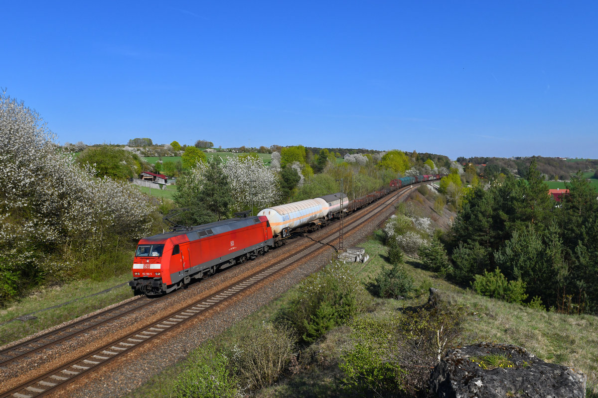 152 190 mit einem Güterzug am 18.04.2018 bei Laaber. 