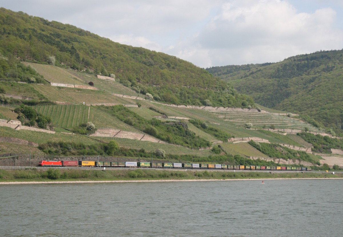 152 xxx mit KT 42128 (Roncafort–Kln Eifeltor) am 10.04.2014 zwischen Assmannshausen und Lorch (Rhein)