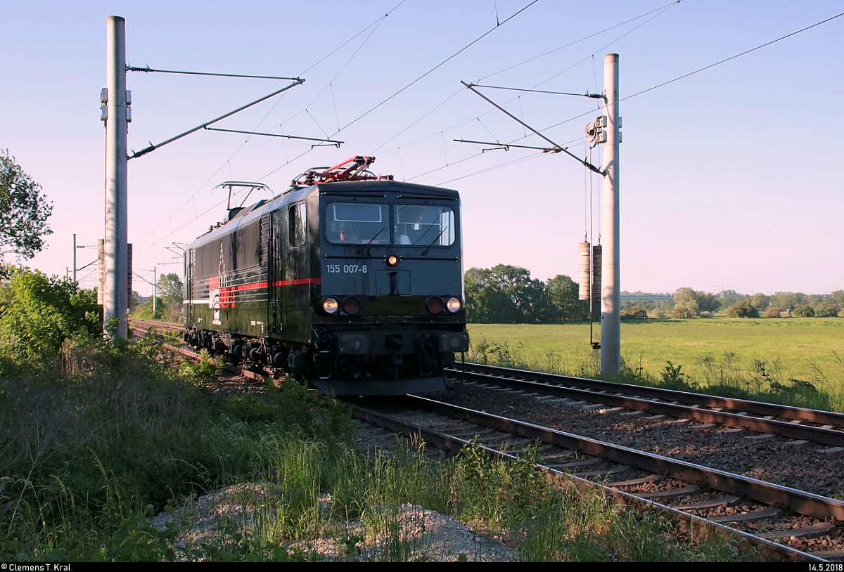 155 007-8 der Erfurter Bahnservice GmbH (EBS) als Tfzf passiert die Steinlache bei Kollenbey auf der Bahnstrecke Halle–Bebra (KBS 580) Richtung Merseburg.
[14.5.2018 | 18:35 Uhr]