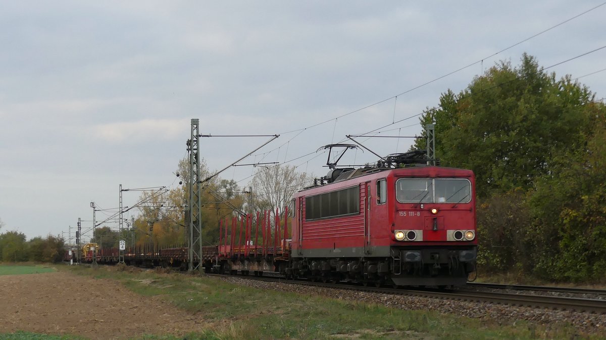 155 111 zieht einen Güterzug auf der Riedbahn gen Süden, hier zwischen Groß-Gerau Dornberg und Groß-Gerau Dornheim. Aufgenommen am 25.10.2018 16:45