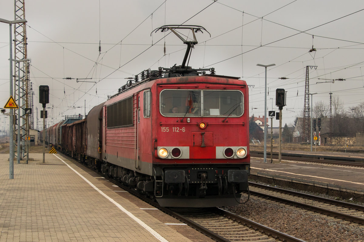 155 122-6 mit einem Mischer durchfährt den Bahnhof Großkorbetha. Abgelichtet am 20. Februar 2018. 