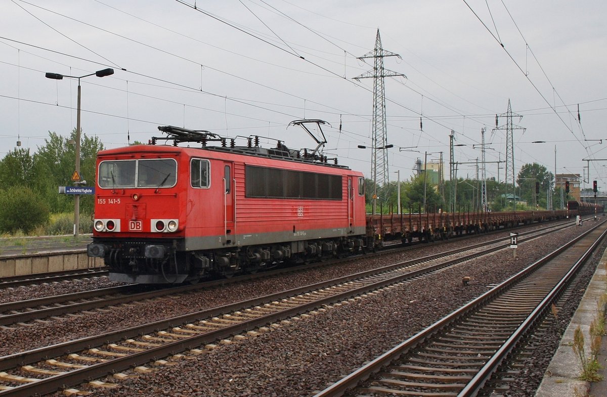 155 141-5 durchfährt mit einem gemischten Güterzug den Bahnhof Berlin Schönefeld Flughafen in Richtung Westen. (2.8.2016)