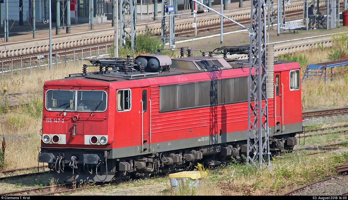 155 147-2 DB (Railpool) ist im Bahnhof Nordhausen abgestellt.
Aufgenommen von der Brücke Bruno-Kunze-Straße. Den Mast konnte ich leider nicht absägen.
[3.8.2018 | 16:00 Uhr]