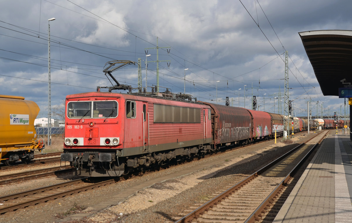 155 182 musste am 09.03.19 im Bahnhof Bitterfeld auf die Seite um Platz für einen ICE nach Halle(S) zu machen. Anschließend konnte auch Sie ihre fahrt nach Halle(S) fortsetzen.