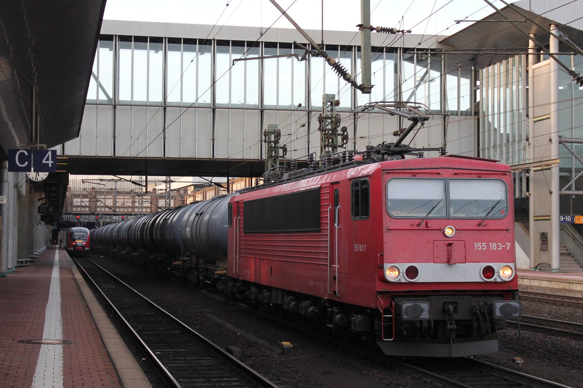 155 183 am 09.10.2018 mit einem Kesselwagenzug in Kassel-Wilhelmshöhe.