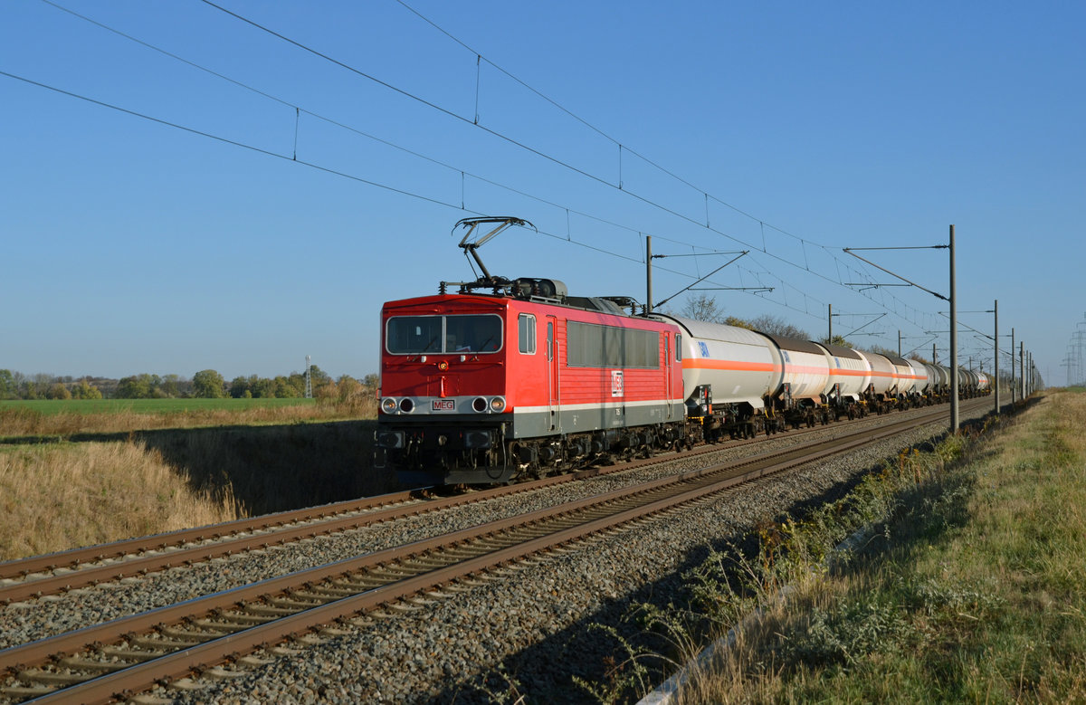 155 196 der MEG schleppte am 31.10.18 einen Kesselwagenzug durch Braschwitz Richtung Halle(S).
