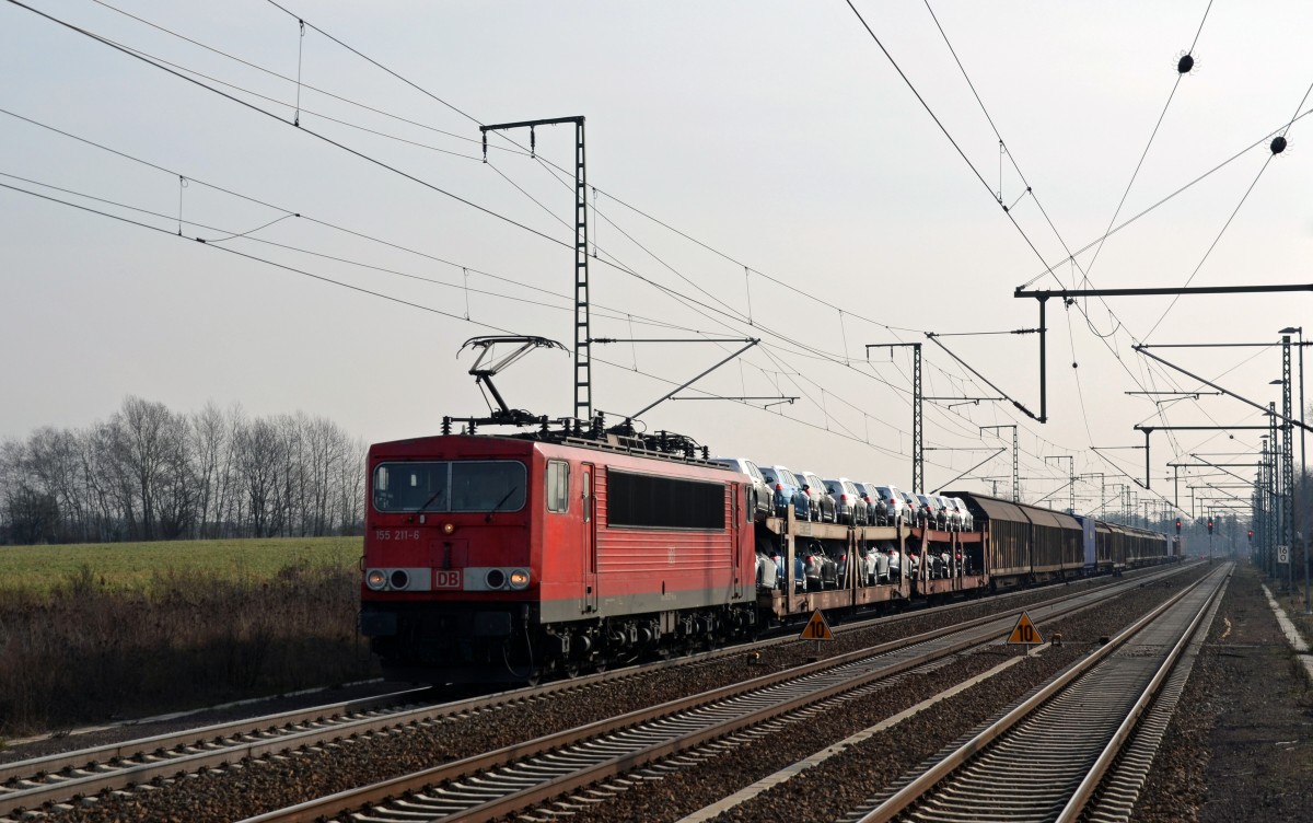 155 211 bespannte am 19.02.16 einen Autologistikzug vom VW-Werk Zwickau nach Braunschweig. Hier passiert der Zug auf dem Weg Richtung Magdeburg Rodleben.