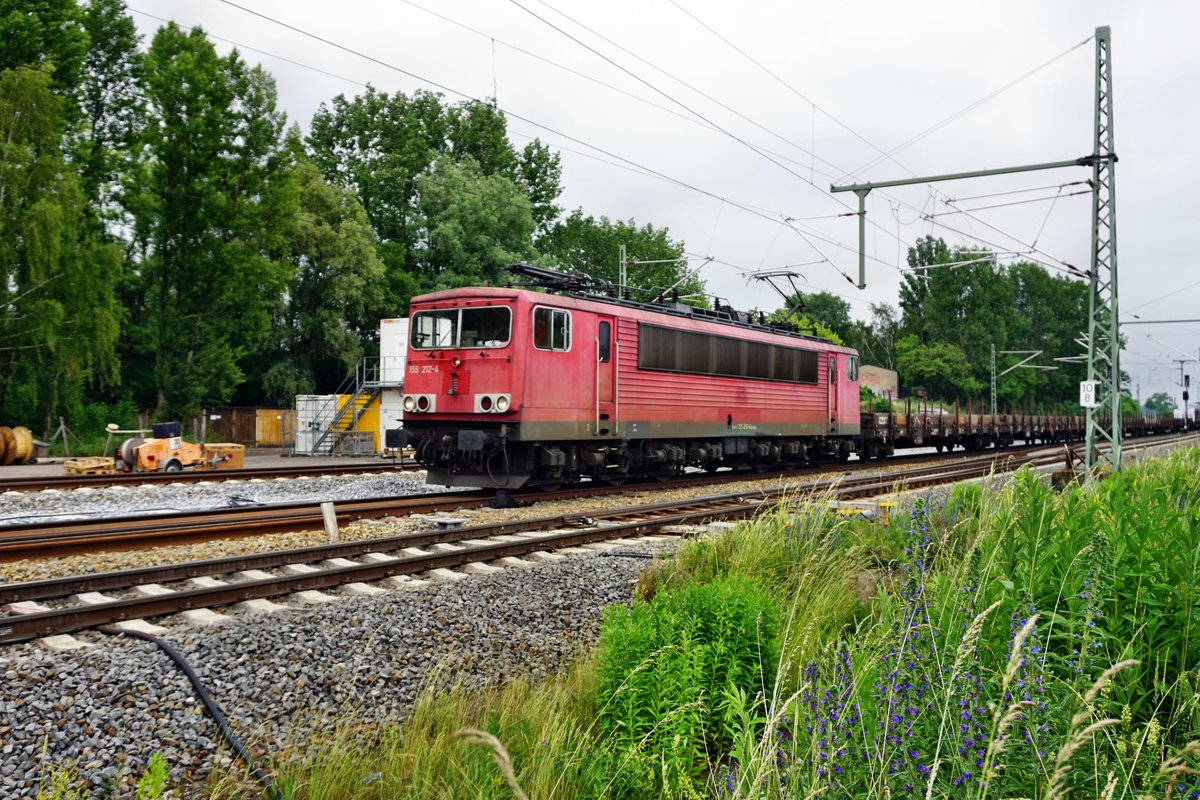 155 212 zieht am 02.06.2018 einen gemischten Güterzug durch Leipzig-Thekla.