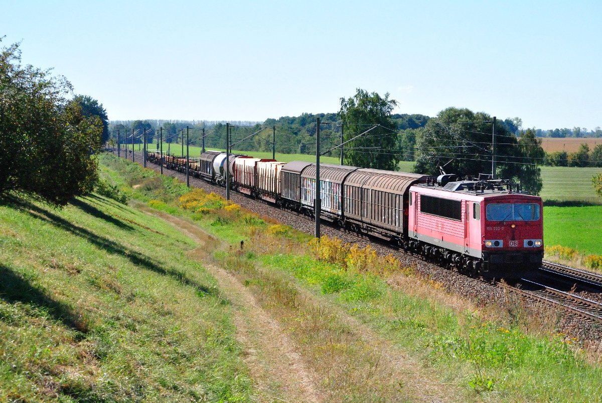 155 222-3 mit einem gemischten Güterzug bei Zschortau am 31.08.2016.
