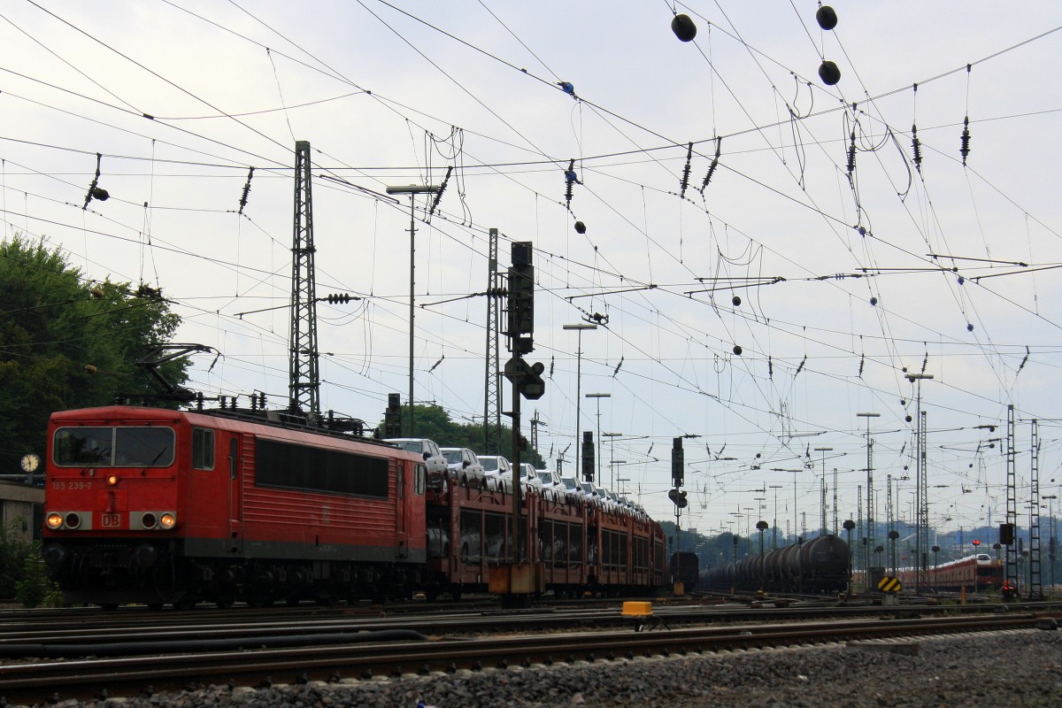 155 239-7 DB fhrt als Umleiter mit einem langen Toyota-Autozug aus Zeebrugge-Ramskapelle(B) nach Mszczonow(PL) bei der Ausfahrt aus Aachen-West und fhrt in Richtung Aachen-Hbf,Kln bei Regenwolken am 24.8.2013.