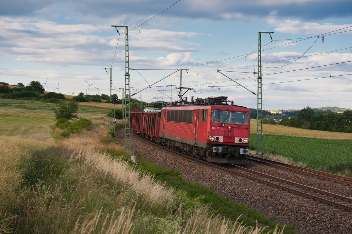 155 251 mit dem EZ 51619 von Zwickau nach Nürnberg Rbf bei Feilitzsch, 26.06.2018