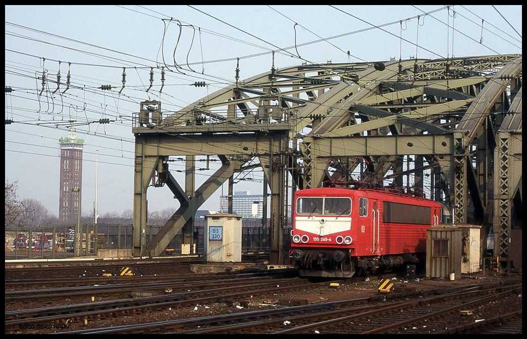 155245 kam am 12.3.1997 um 15.27 Uhr mit einem Regionalzug von der Hohenzollernbrücke in den HBF Köln.