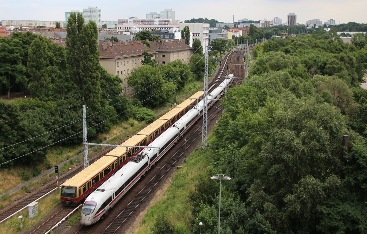 15.6.2018 Eine S-Bahn und ICE begegnen sich auf dem Berliner Innenring zwischen Prenzlauer Alle und Greifswalder Str.