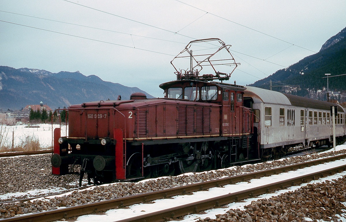 160 009-7 im Dezember 1978 im Gleisvorfeld des Bahnhofs Garmisch-Partenkirchen