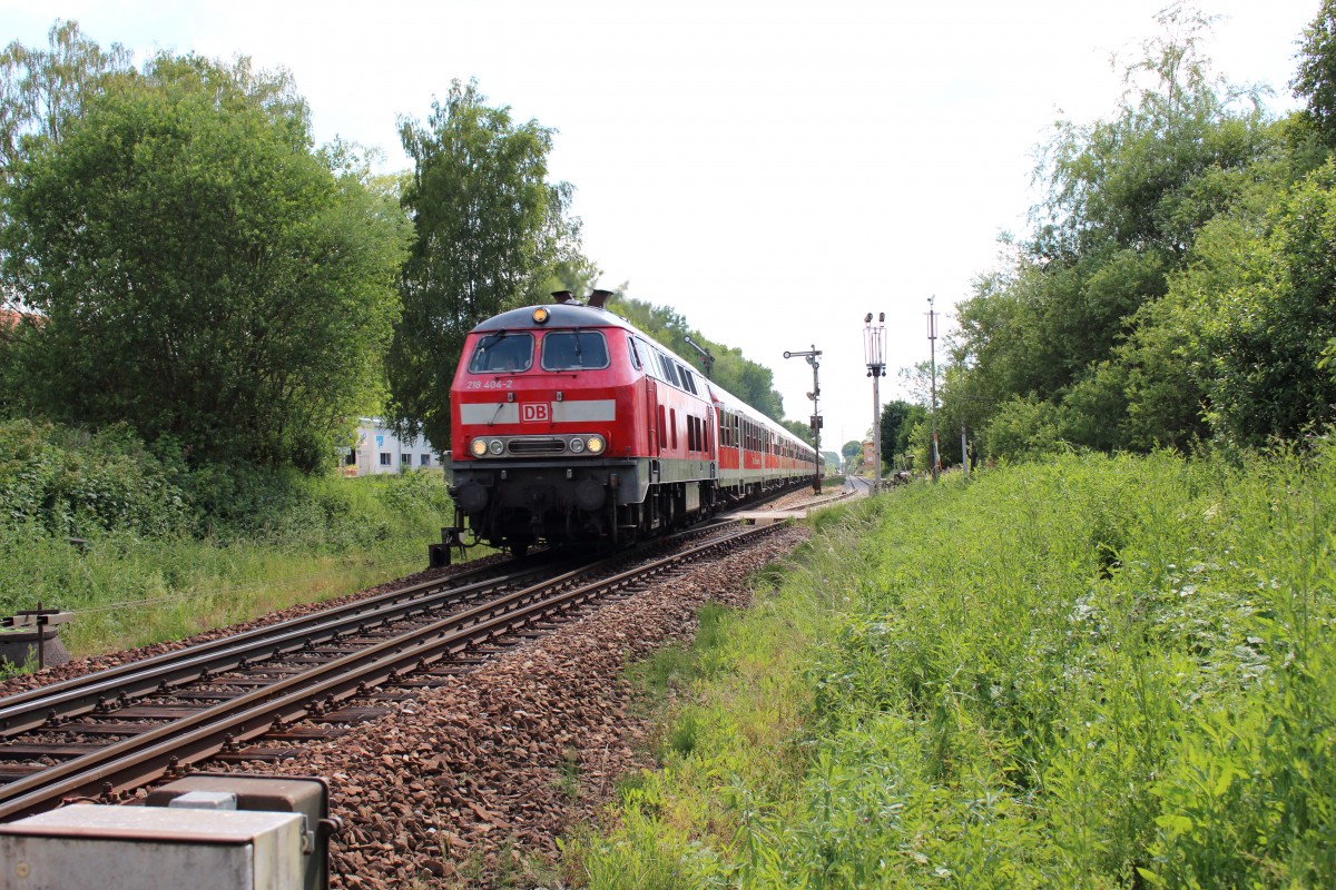 16.06.2014; 218 404 durchfährt mt ihrem RE nach Simbach den Bahnhof Hörlkofen