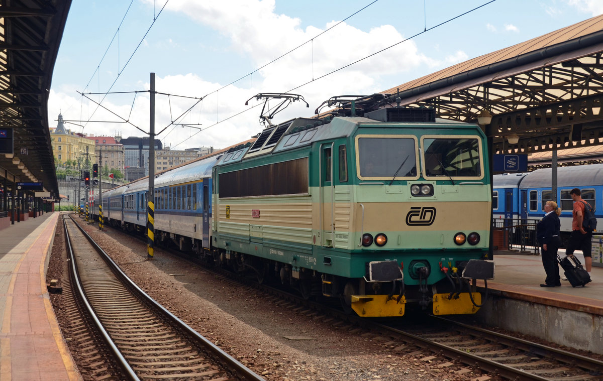 163 234 hat am 15.06.16 im Prager Hbf den R 935 von einem anderen Knödel übernommen und wird diesen nach Letohrad bringen.